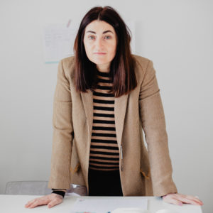 Paola Toini alla scrivania