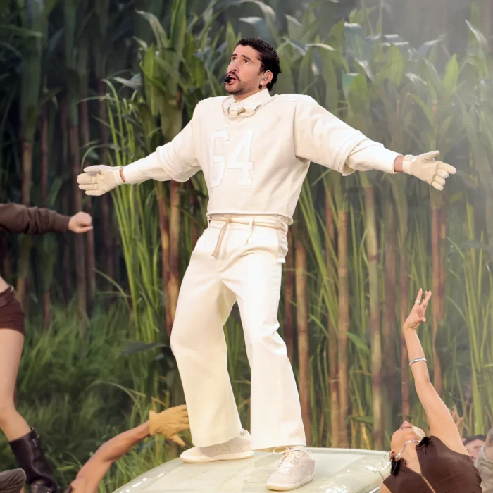 Bad Bunny con completo Zara color crema durante lo show del Super Bowl