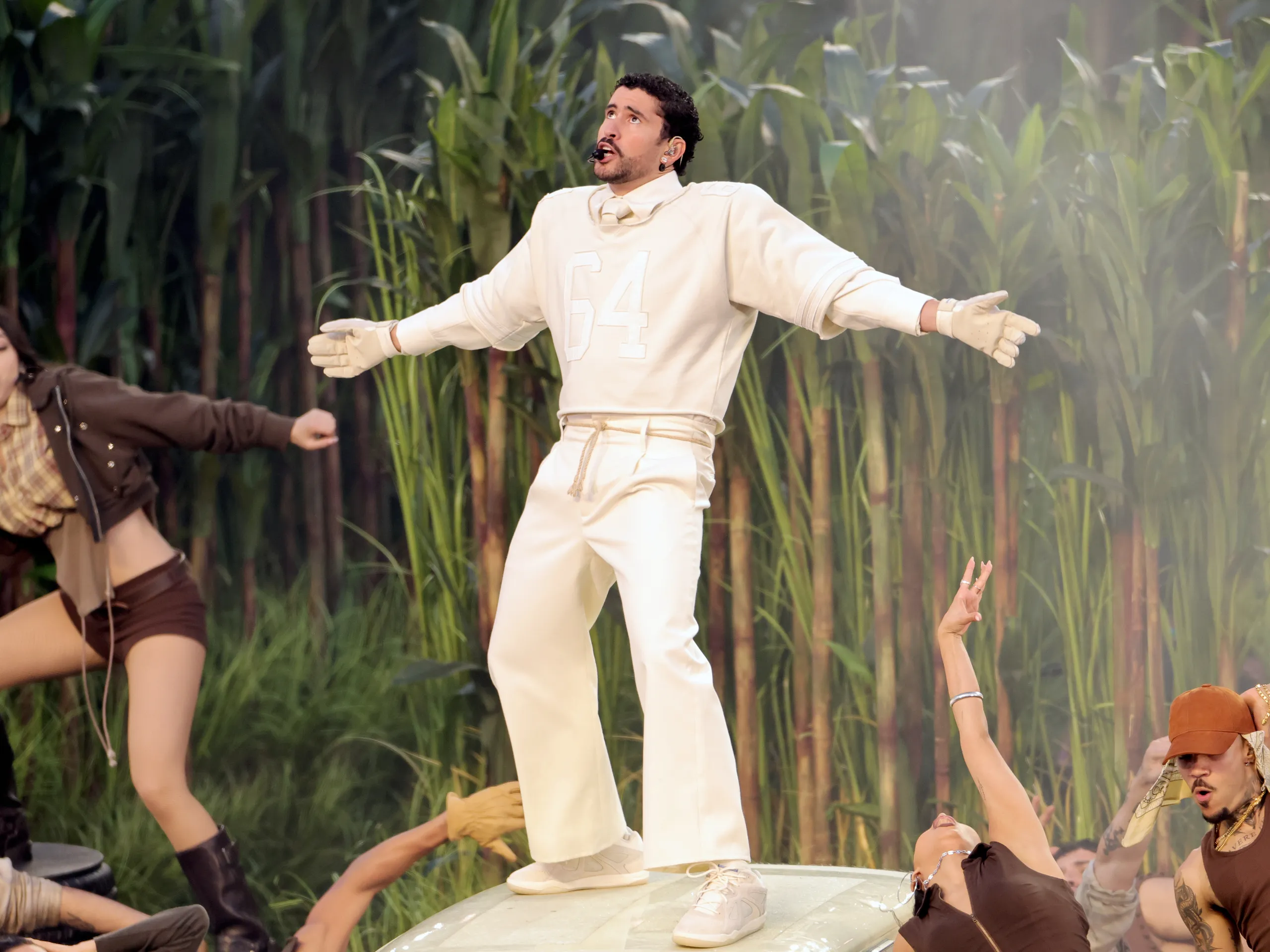 Bad Bunny con completo Zara color crema durante lo show del Super Bowl